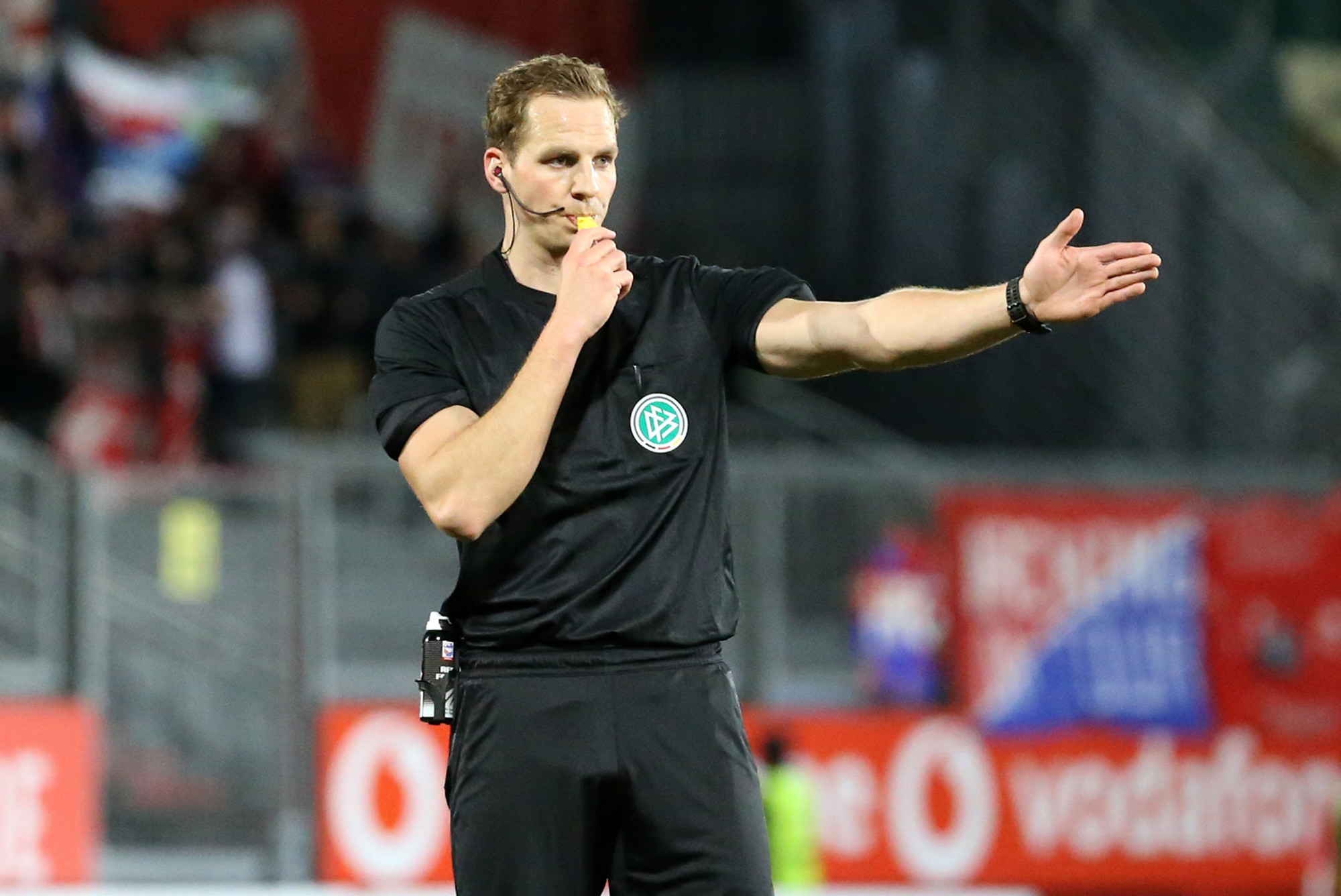 Sören Storks pfeift den FWK gegen den SV Sandhausen Würzburger Kickers